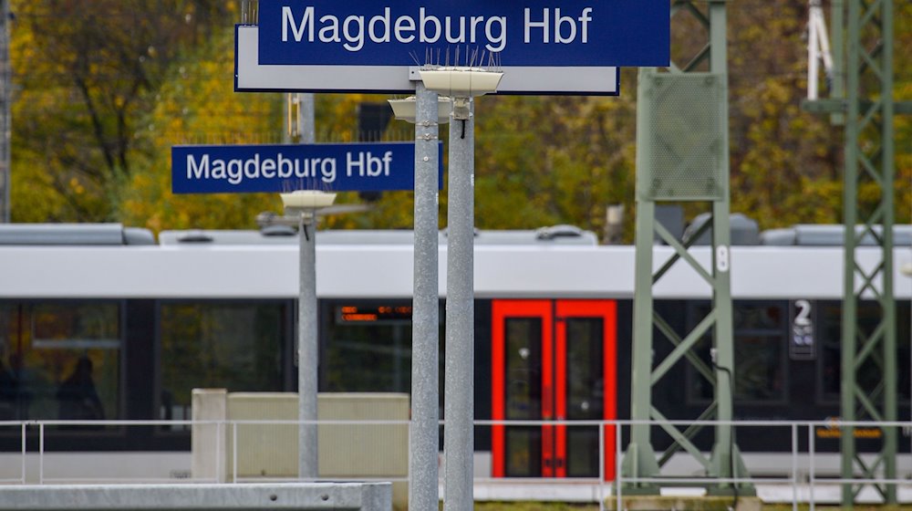 "Magdeburg Hbf" ist auf Schildern an Bahnsteigen des Bahnhofes zu lesen. / Foto: Klaus-Dietmar Gabbert/dpa/Archivbild