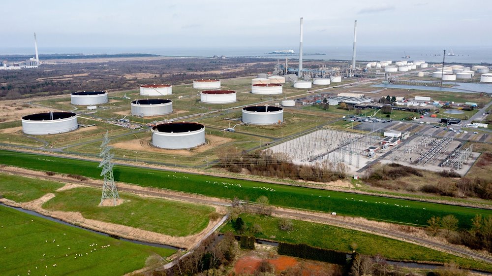 Zahlreiche Tankanlagen stehen auf dem Gelände einer Umschlaganlage von HES International am Jadebusen. / Foto: Hauke-Christian Dittrich/dpa