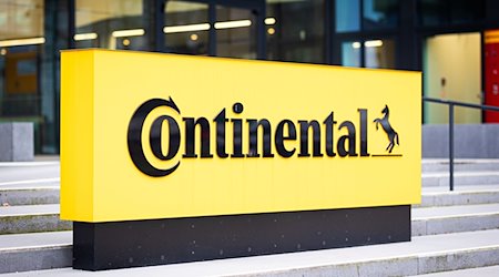 Das Logo der Continental AG ist vor der Unternehmenszentrale des Automobilzulieferers zu sehen. / Foto: Moritz Frankenberg/dpa