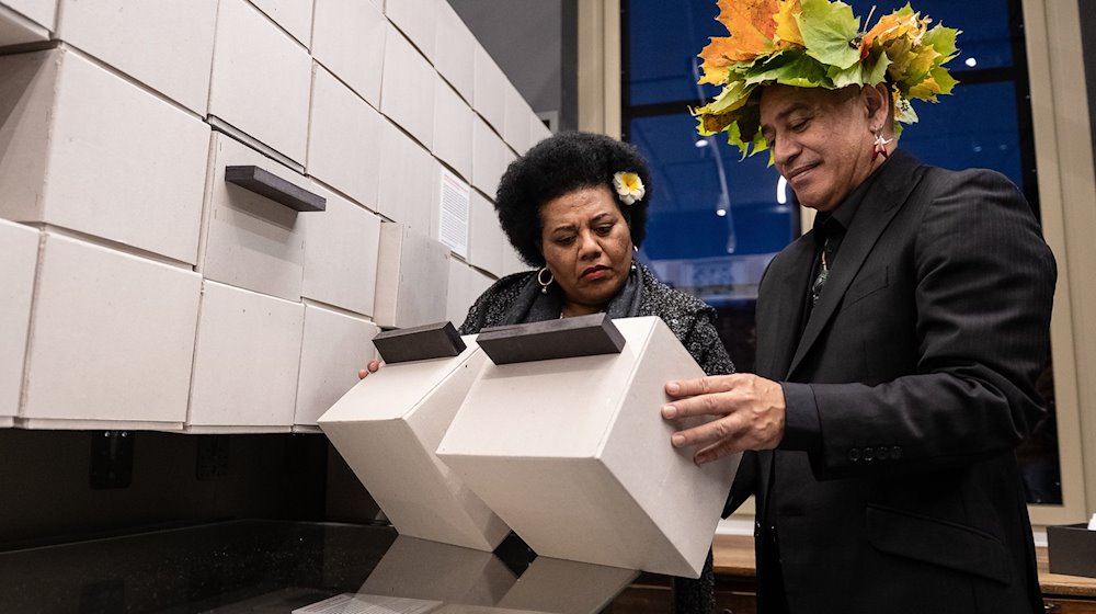 Die Gastwissenschaftler Tarisi Vunidilo (l) und Te Herekiekie Herewini stehen in der Blumenbachschen Schädelsammlung. / Foto: Swen Pförtner/dpa/Archivbild