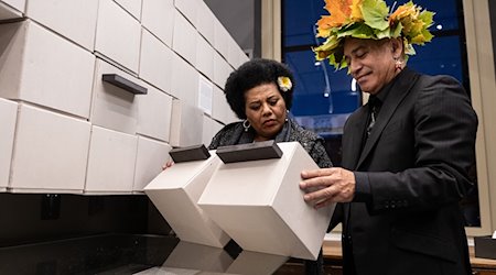 Die Gastwissenschaftler Tarisi Vunidilo (l) und Te Herekiekie Herewini stehen in der Blumenbachschen Schädelsammlung. / Foto: Swen Pförtner/dpa/Archivbild