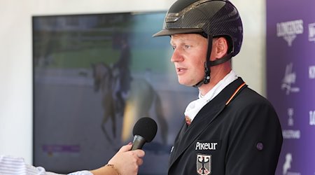 Der deutsche Dressurreiter Matthias Alexander Rath gibt ein Interview nach der Prüfung auf seinem Pferd Thiago GS. / Foto: Friso Gentsch/dpa