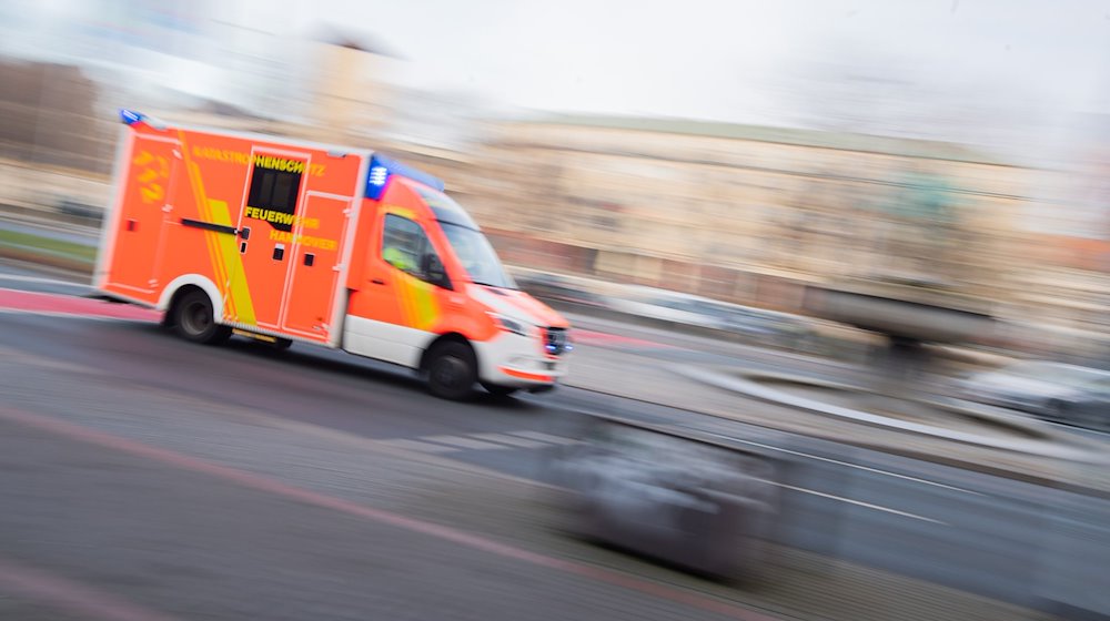 Ein Rettungswagen fährt mit Blaulicht durch die Innenstadt. / Foto: Julian Stratenschulte/dpa/Symbolbild