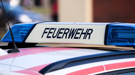 Eine Auto der Feuerwehr steht vor der Hauptfeuerwache. / Foto: Robert Michael/dpa/Symbolbild