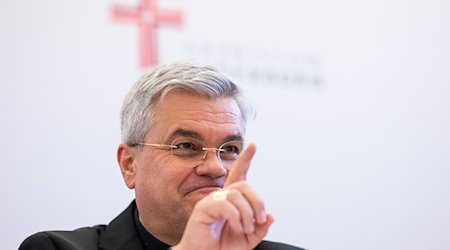 Bei der Vorstellung des neu ernannten Erzbischofs von Paderborn spricht Udo Markus Bentz bei der Pressekonferenz. / Foto: Guido Kirchner/dpa/Archivbild