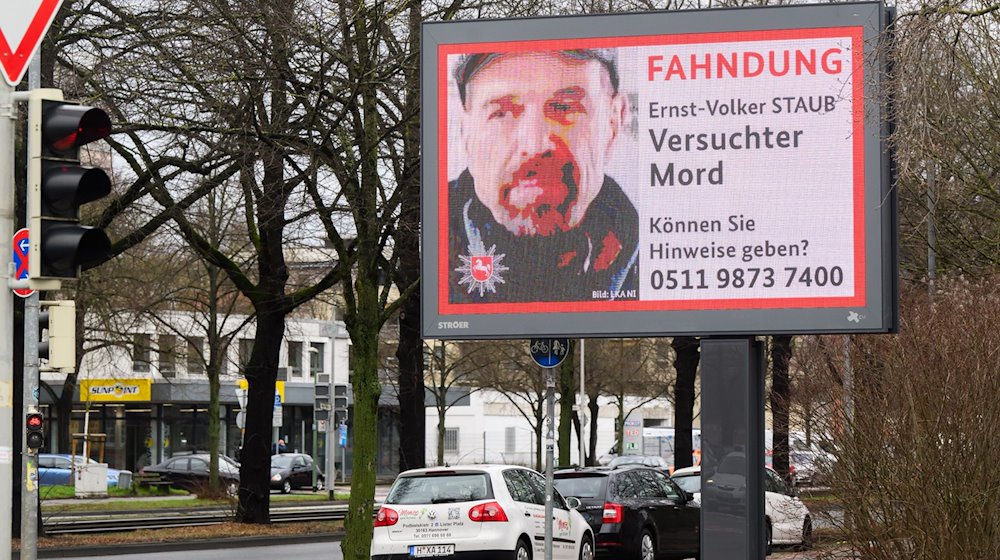 Das Landeskriminalamt Niedersachsen fahndet auf einer digitalen Anzeigetafel nach Ernst-Volker Staub. / Foto: Julian Stratenschulte/dpa