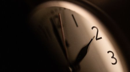 Ein Wecker zeigt zwei Uhr an. / Foto: Marijan Murat/dpa/Archivbild