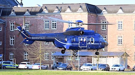 Im Innenhof eines Behördenzentrums startet ein Hubschrauber der Bundespolizei. / Foto: Uli Deck/dpa