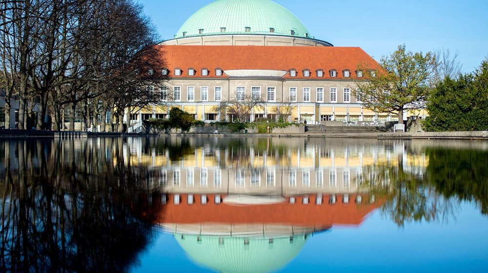 Das Hannover Congress Centrum (HCC) mit dem markanten Dach des historischen Kuppelsaals spiegelt sich in einem Teich im Stadtpark. / Foto: Hauke-Christian Dittrich/dpa