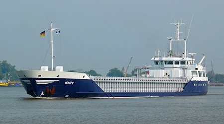 Der Frachter «Verity» vor Kiel. / Foto: Dietmar Hasenpusch/Photo-Productions/dpa/Archivbild