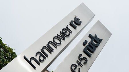 Ein Schild der Hannover Rück. / Foto: Raphael Knipping/dpa