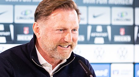 Ralph Hasenhüttl, neuer Trainer des VfL Wolfsburg, spricht auf der Pressekonferenz. / Foto: Moritz Frankenberg/dpa