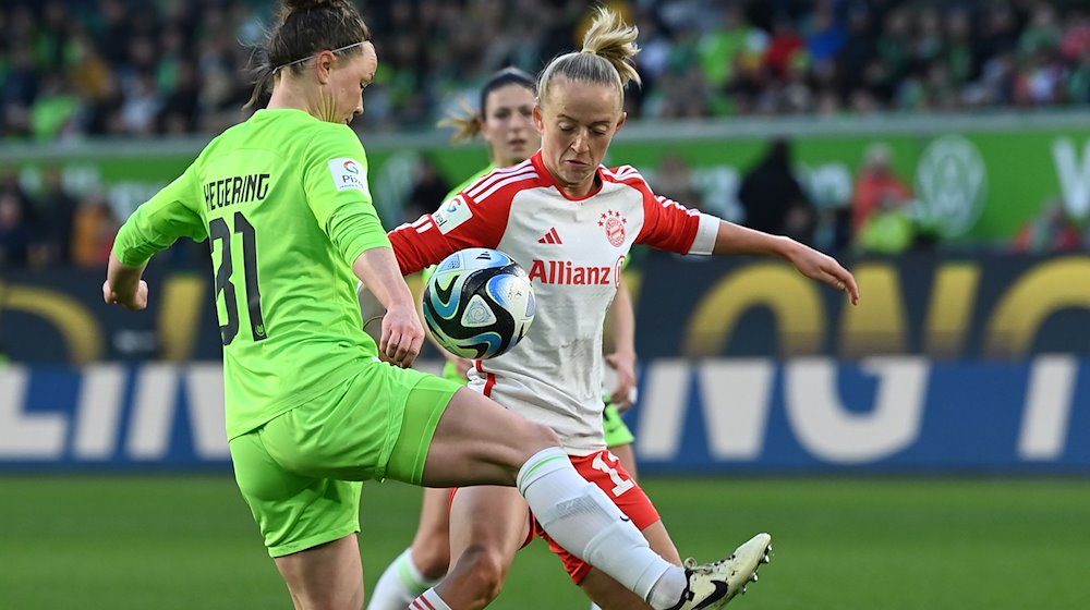 Wolfsburgs Marina Hegering (l) und Münchens Lea Schüller kämpfen um den Ball. / Foto: Swen Pförtner/dpa