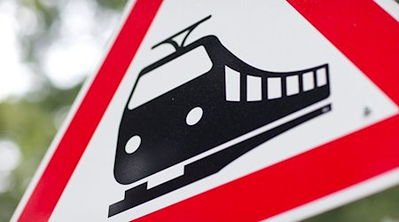 Blick auf ein Warnschild für einen unbeschrankten Bahnübergang. / Foto: Friso Gentsch/dpa