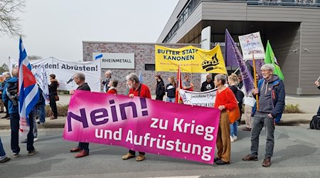 "Nein! zu Krieg und Aufrüstung" steht auf einem Banner von Teilnehmern eines Ostermarsches. / Foto: -/dpa