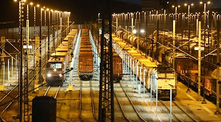 Ein Güterzug steht auf dem Gelände des Rangierbahnhofs Maschen zur Abfahrt bereit. / Foto: Bodo Marks/dpa