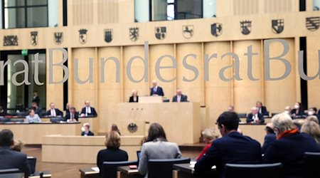 Peter Tschentscher (oben M, SPD) hält im Bundesrat eine Rede. / Foto: Wolfgang Kumm/dpa