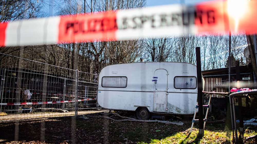 Auf dem Campingplatz Eichwald steht der versiegelte Campingwagen des 2019 wegen schweren sexuellen Kindesmissbrauchs verurteilten Haupttäters im Tat-Komplex Lügde. / Foto: Guido Kirchner/dpa