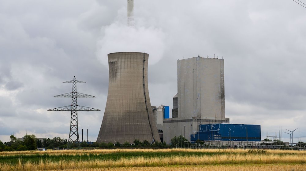 Wasserdampf steigt aus dem Kühlturm vom Kraftwerk Mehrum im Landkreis Peine. / Foto: Julian Stratenschulte/dpa/Archivbild