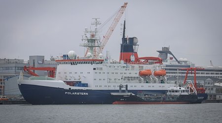 Das Forschungsschiff Polarstern des Alfred-Wegener-Instituts für Polar- und Meeresforschung liegt am Gelände der Lloyd Werft hinter dem Bunkerschiff Ebba 2 im Kaiserhafen Drei in Bremerhaven. / Foto: Focke Strangmann/dpa