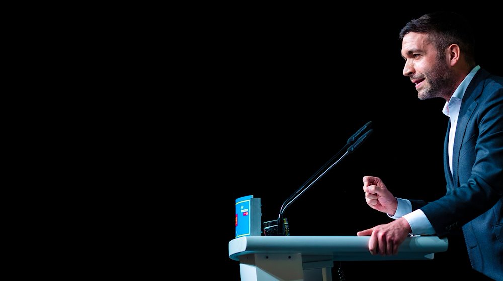 Konstantin Kuhle, neuer Landesvorsitzender der FDP Niedersachsen, spricht beim Landesparteitag der FDP Niedersachsen. / Foto: Moritz Frankenberg/dpa/Archivbild
