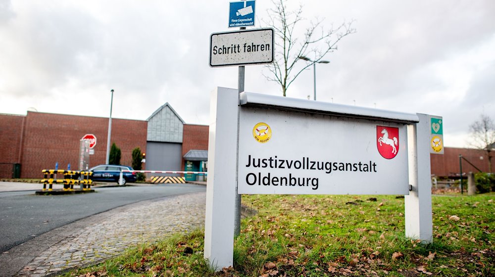 Ein Schild mit dem niedersächsischen Wappen steht vor der Justizvollzugsanstalt (JVA) im Stadtteil Kreyenbrück. / Foto: Hauke-Christian Dittrich/dpa/Archivbild