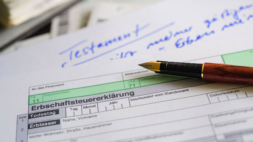 Ein Formular für die Erbschaftsteuererklärung sowie Stift und Testament liegen auf einem Tisch. / Foto: Hans-Jürgen Wiedl/dpa-Zentralbild/dpa/Symbolbild