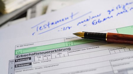 Ein Formular für die Erbschaftsteuererklärung sowie Stift und Testament liegen auf einem Tisch. / Foto: Hans-Jürgen Wiedl/dpa-Zentralbild/dpa/Symbolbild