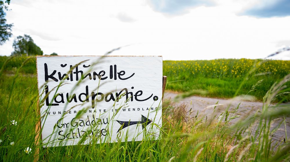 «Kulturelle Landpartie» steht auf einem Schild am Fahrbahnrand in Salderatzen. / Foto: Philipp Schulze/dpa/Archivbild