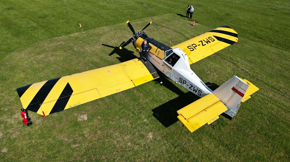 Blick auf ein Kleinlöschflugzeug auf dem Flugplatz Ballenstedt. / Foto: Matthias Bein/dpa