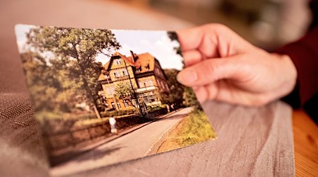 Die historische Postkarte zeigt die Kinderheilanstalt «Waldhaus» in Bad Salzdetfurth. / Foto: Hauke-Christian Dittrich/dpa/Archivbild