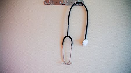 Ein Stethoskop hängt an einer Garderobe. / Foto: Christoph Soeder/dpa/Symbolbild