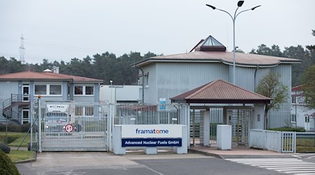 Blick auf ein Zugangstor vom Werk der Framatome - Advanced Nuclear Fuels GmbH. / Foto: Friso Gentsch/dpa