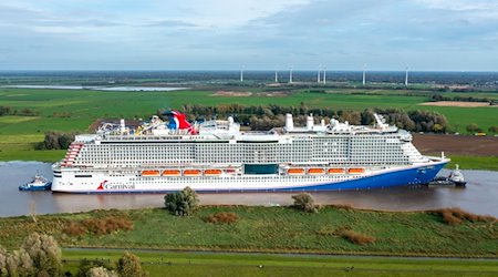 Das neue Kreuzfahrtschiff der Papenburger Meyer Werft «Carnival Jubilee» wird über die Ems zur Nordsee überführt. / Foto: Sina Schuldt/dpa