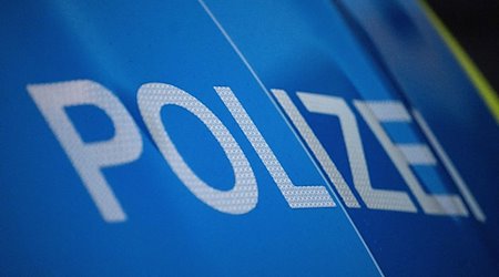 Das Wort Polizei ist auf der Karosserie eines Polizeifahrzeugs zu sehen. / Foto: Marijan Murat/dpa/Archivbild