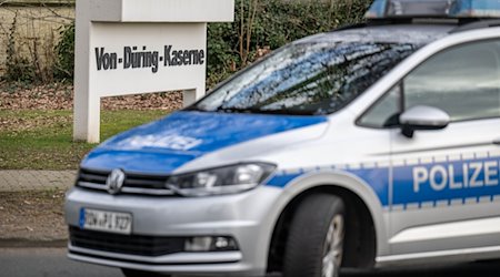 Ein Polizeiauto steht vor der Von-Düring-Kaserne. / Foto: Sina Schuldt/dpa