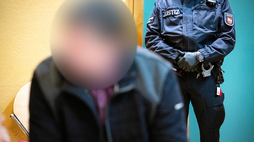 Der Angeklagte sitzt vor Beginn des ersten Verhandlungstages in der Stadthalle, die das Landgericht Verden für den Auftakt des Mordprozesses gegen den Mann genutzt hat. / Foto: Sina Schuldt/dpa