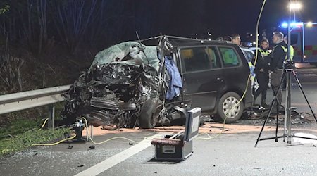 Ein Auto steht nach einem Unfall auf dem Seitenstreifen. / Foto: -/NWM-TV/dpa