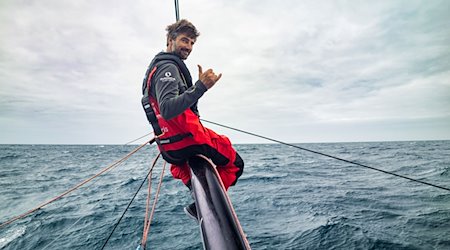 Team Malizias Gründer und Skipper Boris Herrmann zeigt gestikuliert. / Foto: Antoine Auriol/Team Malizia/dpa