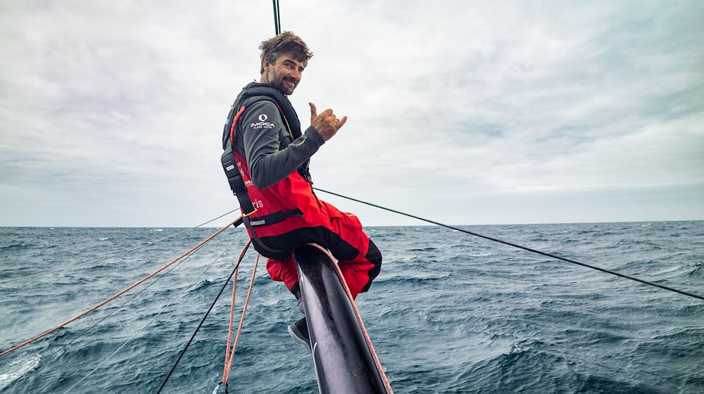 Team Malizias Gründer und Skipper Boris Herrmann zeigt gestikuliert. / Foto: Antoine Auriol/Team Malizia/dpa