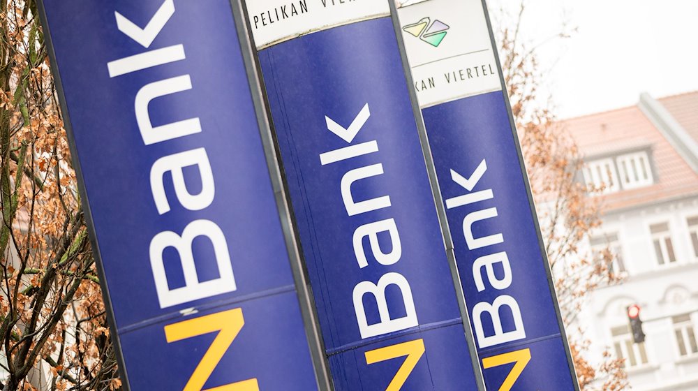 Werbepylonen mit dem "NBank"-Logo stehen am Sitz der «NBank», der Investitions- und Förderbank des Landes Niedersachsen. / Foto: Moritz Frankenberg/dpa