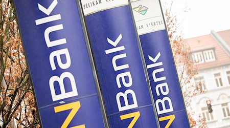 Werbepylonen mit dem "NBank"-Logo stehen am Sitz der «NBank», der Investitions- und Förderbank des Landes Niedersachsen. / Foto: Moritz Frankenberg/dpa