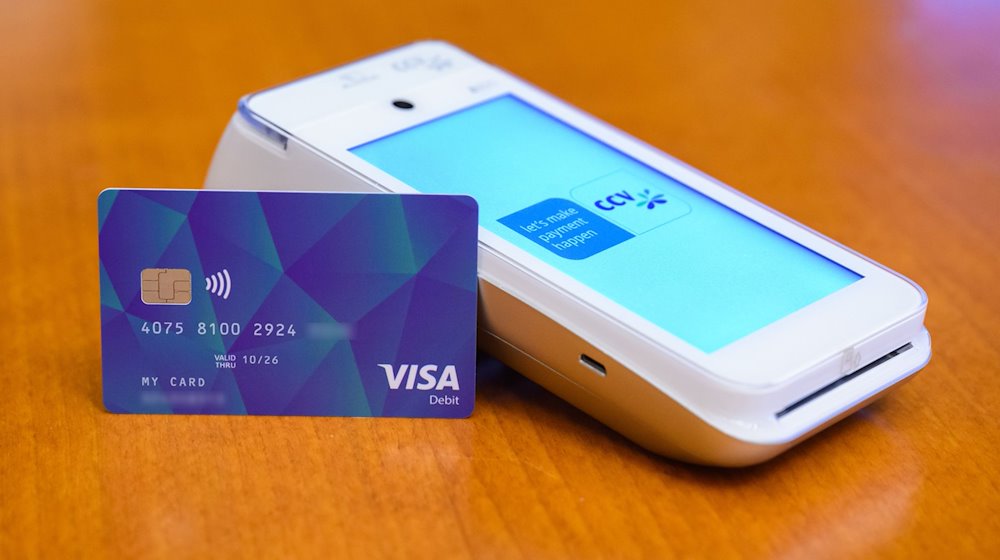 Eine VISA-Debit Karte liegt bei einer Pressekonferenz im Rathaus Hannover neben einem Lesegerät. / Foto: Julian Stratenschulte/dpa