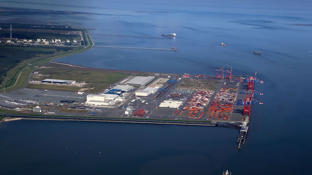 Der Jade-Weser-Port, Deutschlands einzigem Tiefwasserhafen (Luftaufnahme aus einem Kleinflugzeug). / Foto: Stefan Rampfel/dpa