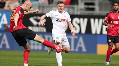 Wiesbadens Aleksandar Vukotic (l) und Osnabrücks Erik Engelhardt (r) kämpfen um den Ball. / Foto: Jörg Halisch/dpa