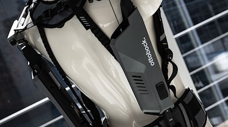 Ein Überkopfanzug Exoskelett ist im Showroom am Firmensitz vom Orthopädietechnikhersteller Ottobock zu sehen. / Foto: Swen Pförtner/dpa