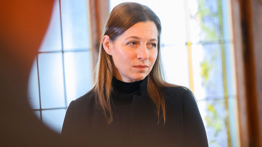 Susanne Menzel-Riedl, Vorsitzende der Landeshochschulkonferenz, bei der Unterzeichnung und Vorstellung. / Foto: Julian Stratenschulte/dpa