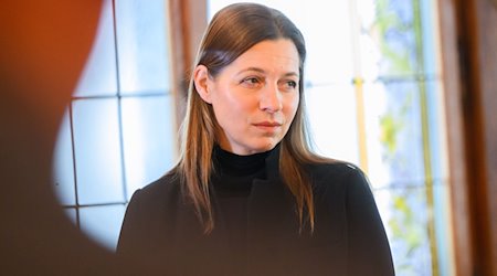 Susanne Menzel-Riedl, Vorsitzende der Landeshochschulkonferenz, bei der Unterzeichnung und Vorstellung. / Foto: Julian Stratenschulte/dpa