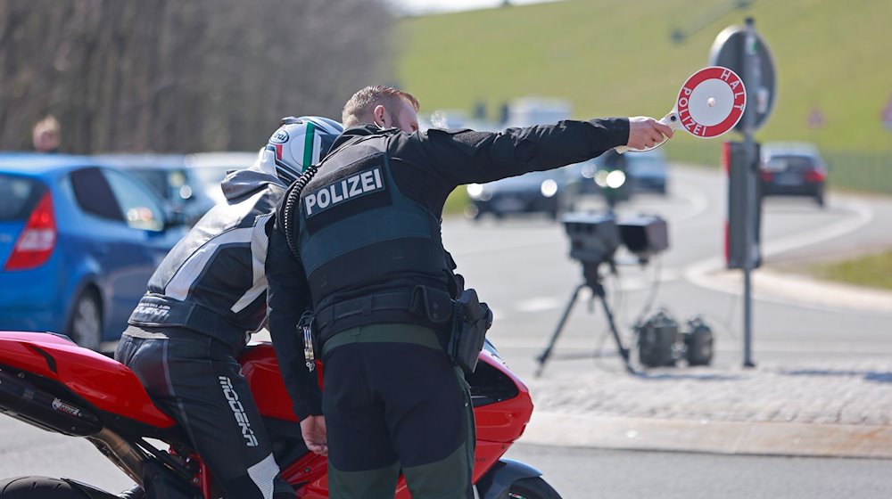 Einsatzkräfte der Polizei kontrollieren die Verkehrsteilnehmer. / Foto: Matthias Bein/dpa