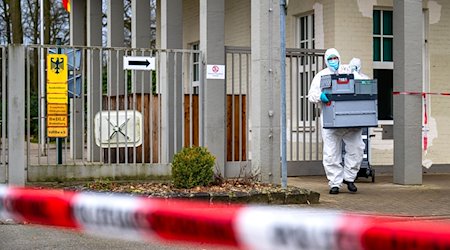 Die Spurensicherung arbeitet hinter einer Polizeiabsperrung an der Von-Düring-Kaserne. / Foto: Sina Schuldt/dpa